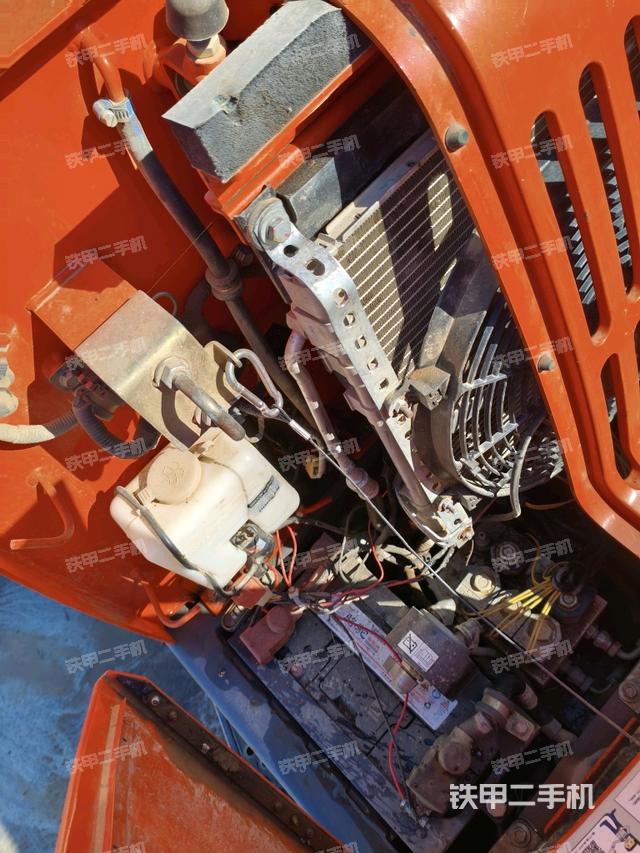 回转马达和主控阀（整机外观）