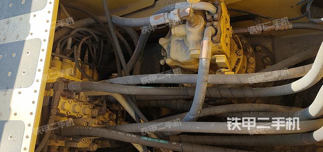 回轉(zhuǎn)馬達(dá)和主控閥（整機(jī)外觀）