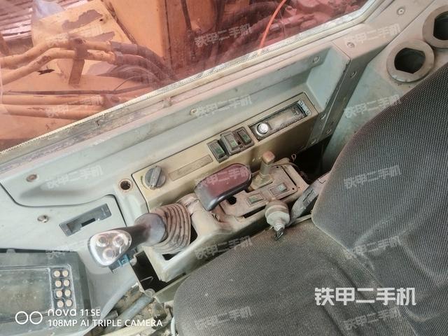 行走控制手柄和踏板 俯拍（驾驶室部分）