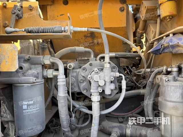 液压泵舱室正面整体（整机外观）