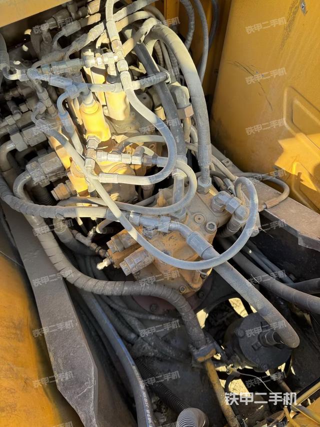 回转马达和主控阀（整机外观）