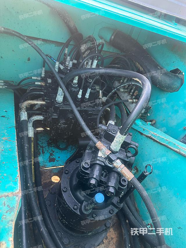 回轉(zhuǎn)馬達(dá)和主控閥（整機(jī)外觀）