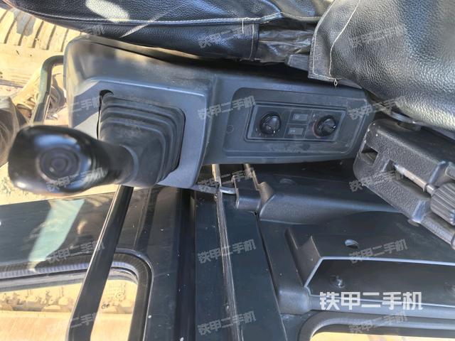 座椅右側(cè)控制臺(tái)/鑰匙門(mén)/油門(mén)/含右手柄（駕駛室部分）