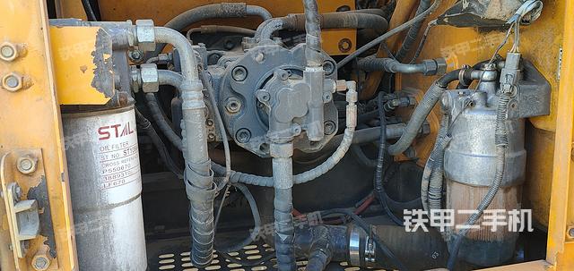 液压泵舱室正面整体（整机外观）