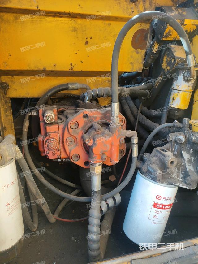 液压泵舱室正面整体（整机外观）