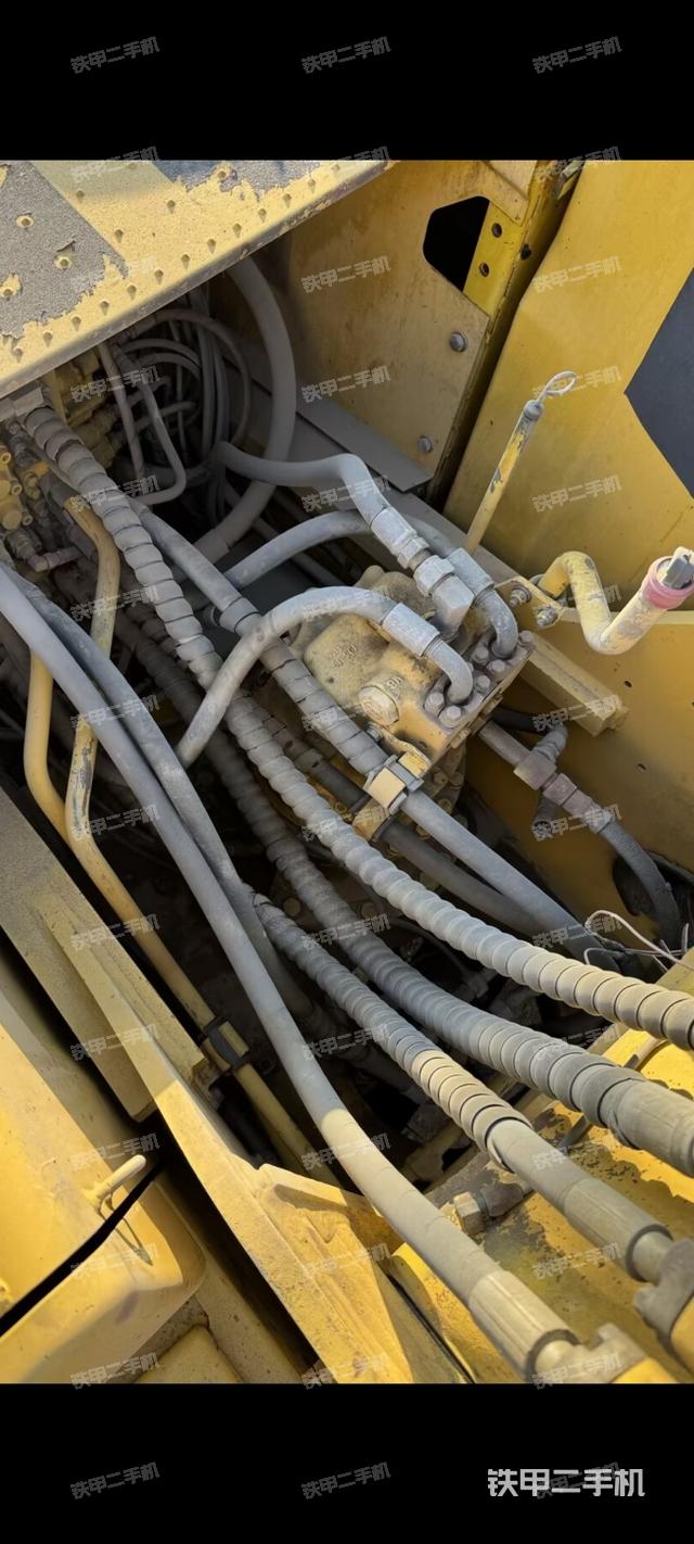 回轉(zhuǎn)馬達和主控閥（整機外觀）