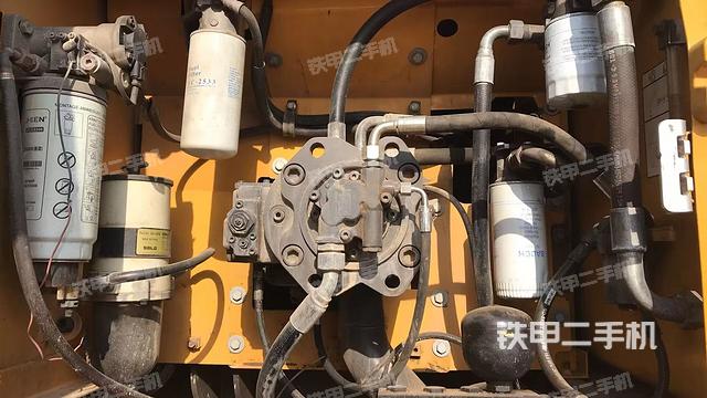 液壓泵艙室正面整體（整機外觀）