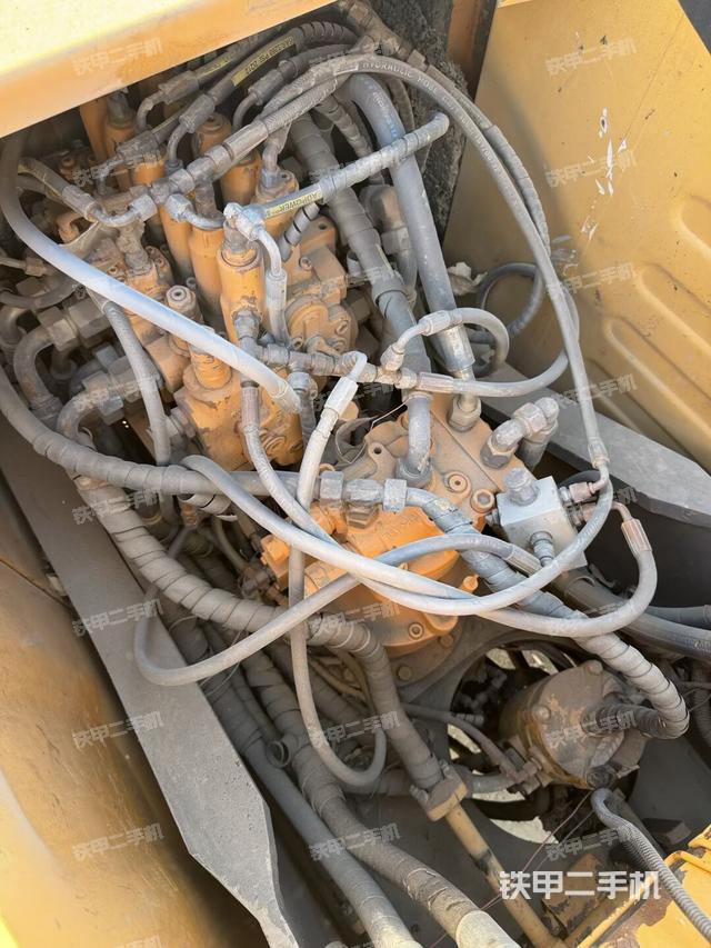 回轉馬達和主控閥（整機外觀）