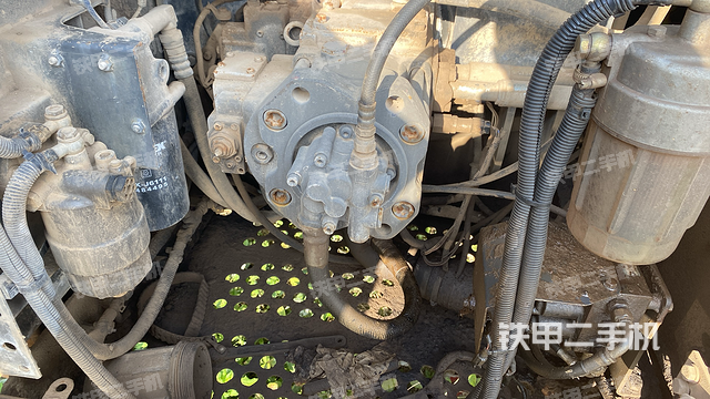 液压泵舱室正面整体（整机外观）