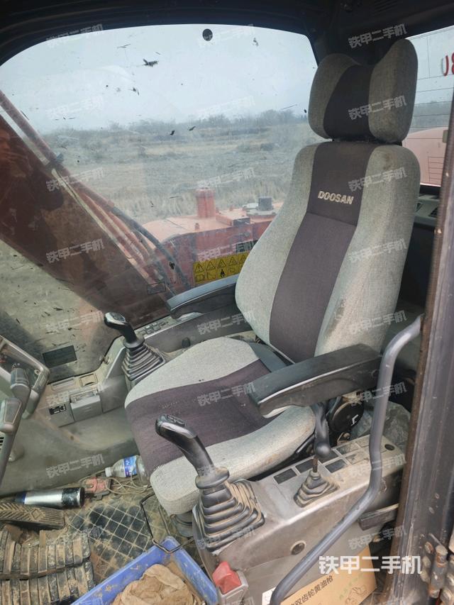 行走控制手柄和踏板?俯拍（駕駛室部分）