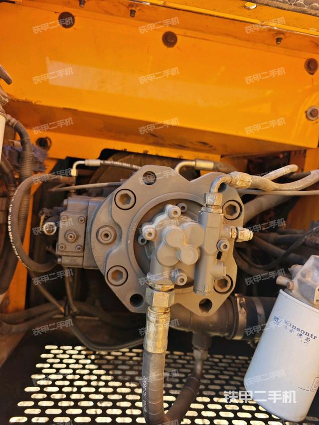 液压泵舱室正面整体（整机外观）