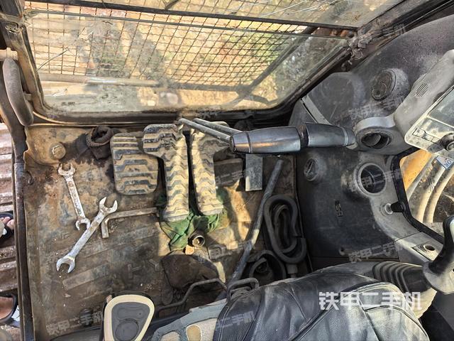 行走控制手柄和踏板?俯拍（駕駛室部分）