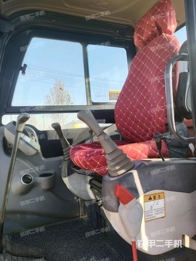 駕駛室頂部（整機外觀）