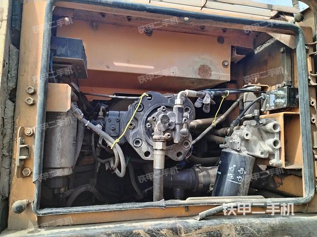 液壓泵艙室正面整體（整機(jī)外觀）