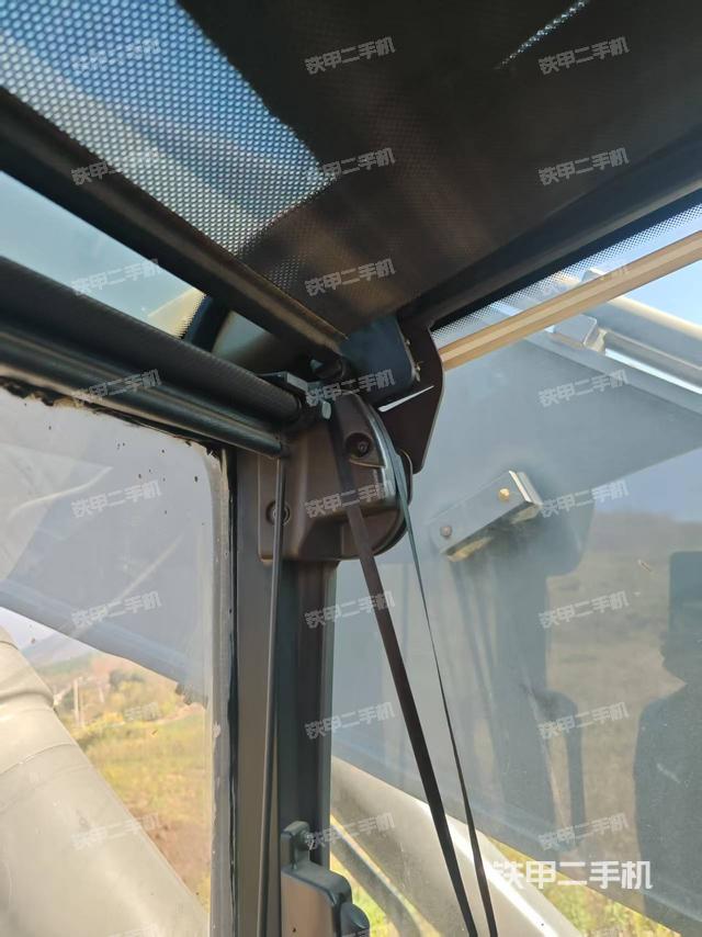 行走控制手柄和踏板?俯拍（駕駛室部分）