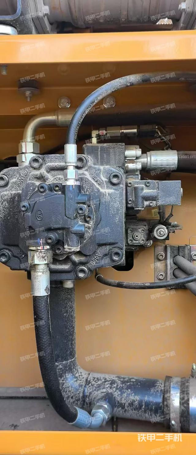 液压泵舱室正面整体（整机外观）