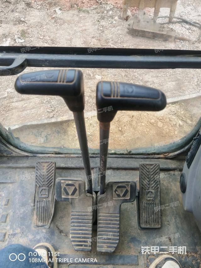 行走控制手柄和踏板?俯拍（駕駛室部分）