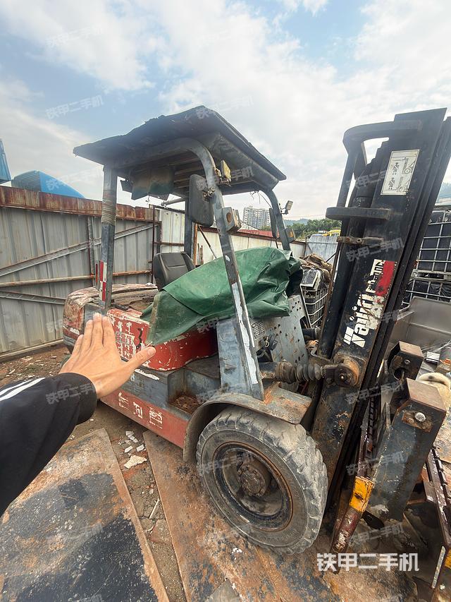 整机右侧（设备外观及核心部件）