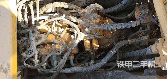 回转马达和主控阀（整机外观）