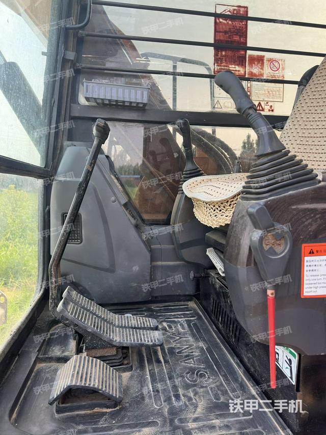 驾驶室顶部（整机外观）