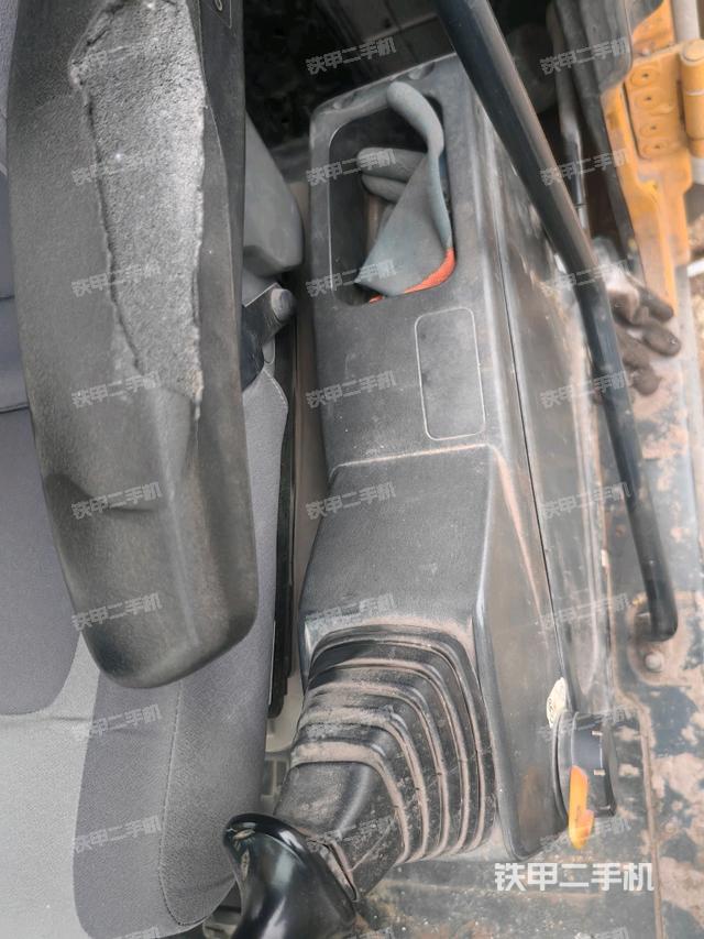 座椅右侧控制台/钥匙门/油门/含右手柄（驾驶室部分）