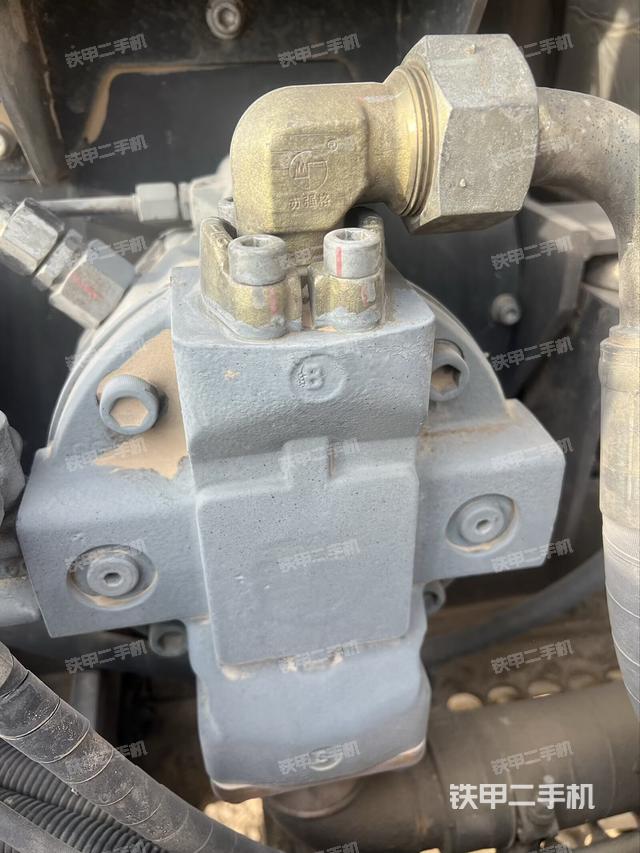 液压泵舱室正面整体（整机外观）