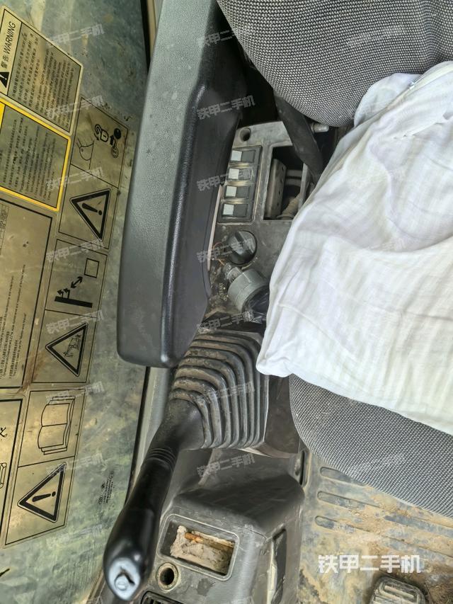 座椅右侧控制台/钥匙门/油门/含右手柄（驾驶室部分）