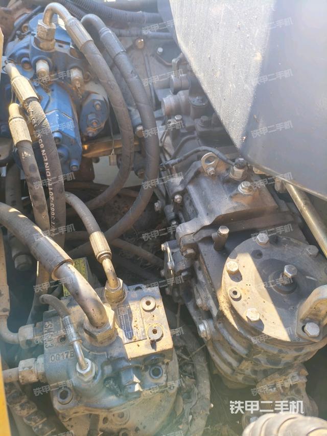 回转马达和主控阀（整机外观）