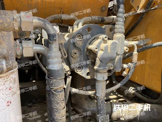 液壓泵艙室正面整體（整機外觀）