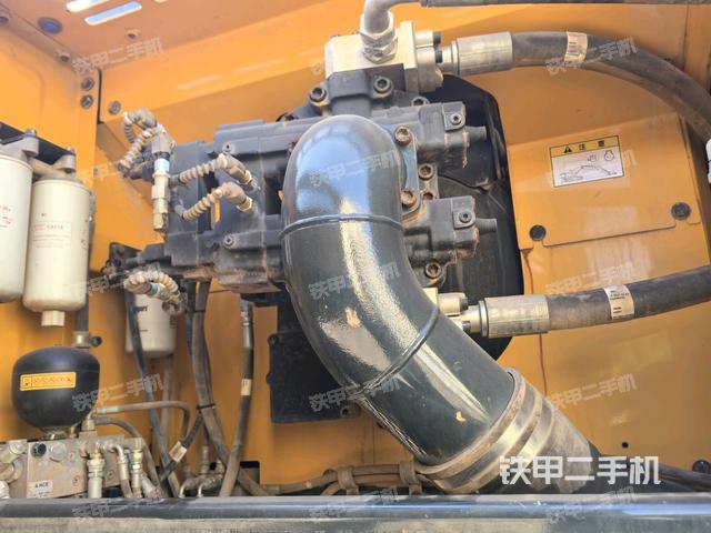 液压泵舱室正面整体（整机外观）