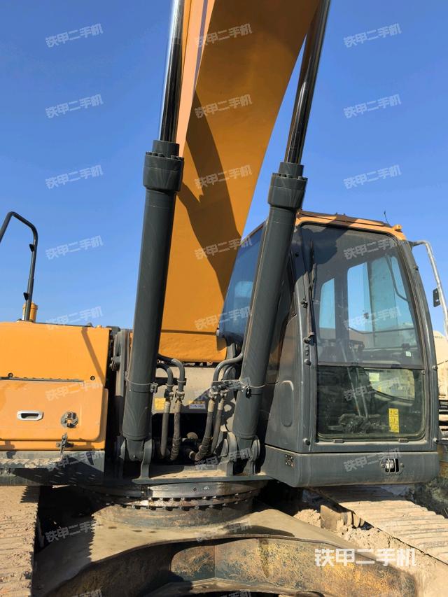 大臂油缸整体 竖拍（工作和回转装置）