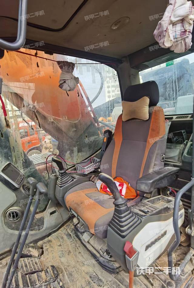 座椅左侧控制台/音响/含左手柄（驾驶室部分）