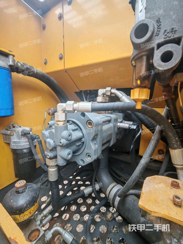 液壓泵艙室正面整體（整機外觀）