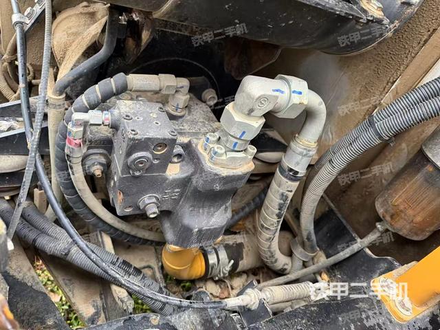 液压泵舱室正面整体（整机外观）