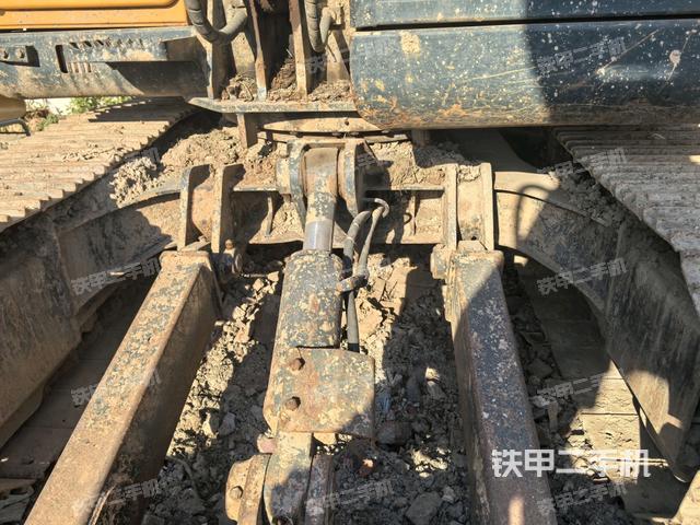 轉(zhuǎn)盤(pán)和下車(chē)架正前（工作和回轉(zhuǎn)裝置）