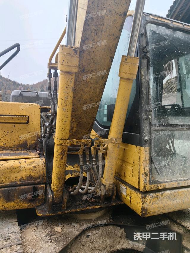 大臂油缸整体 竖拍（工作和回转装置）