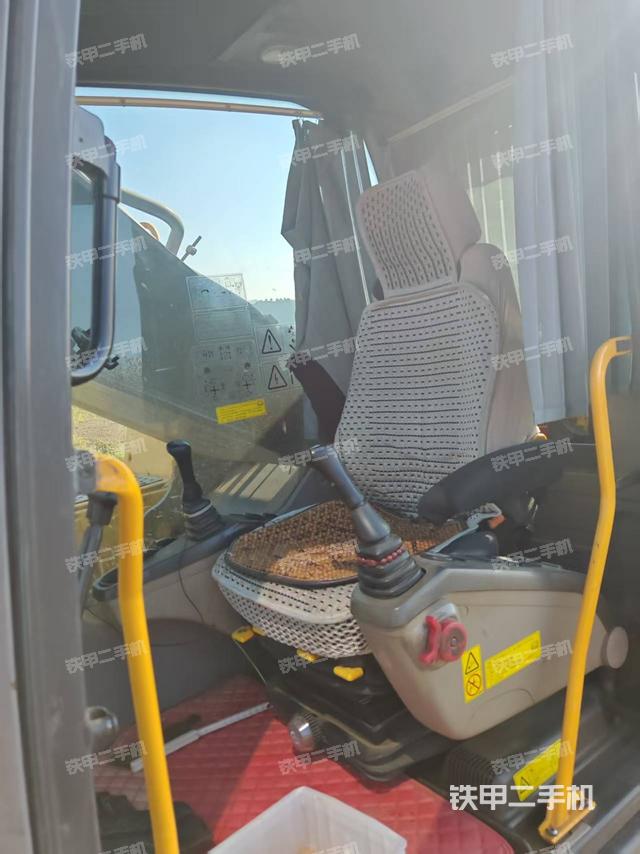 座椅右側(cè)控制臺(tái)/鑰匙門(mén)/油門(mén)/含右手柄（駕駛室部分）