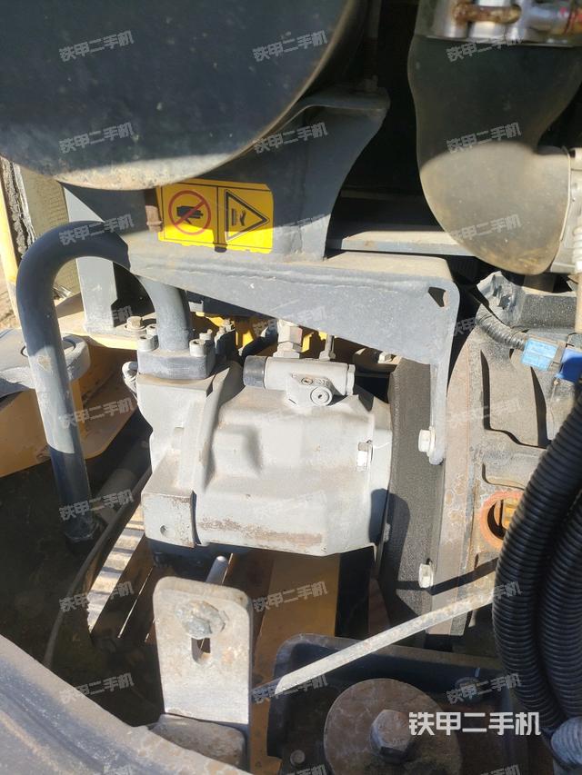 液壓泵艙室正面整體（整機外觀）