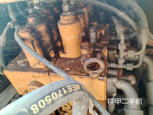 回轉(zhuǎn)馬達(dá)和主控閥（整機(jī)外觀）