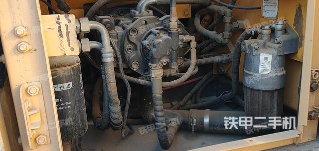 液压泵舱室正面整体（整机外观）