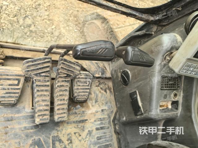 行走控制手柄和踏板 俯拍（驾驶室部分）