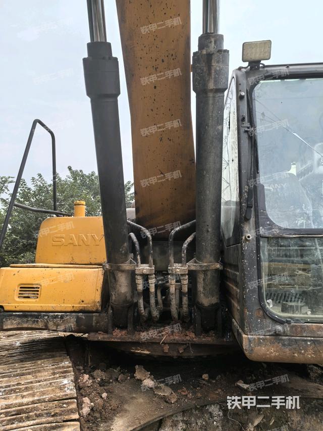 大臂油缸整体 竖拍（工作和回转装置）