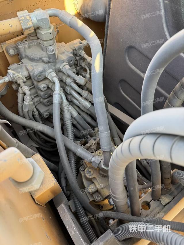 回转马达和主控阀（整机外观）