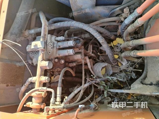 回转马达和主控阀（整机外观）