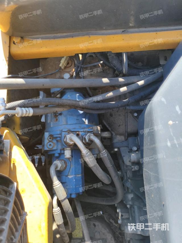 液压泵舱室正面整体（整机外观）