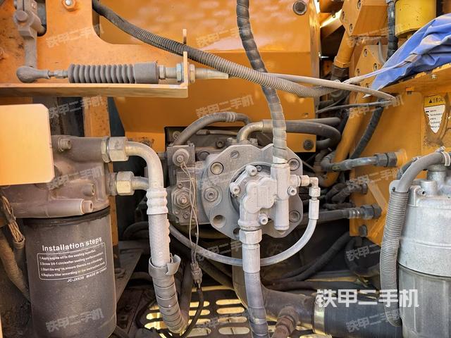 液壓泵艙室正面整體（整機外觀）