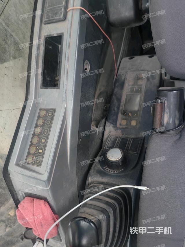 座椅左侧控制台/音响/含左手柄（驾驶室部分）