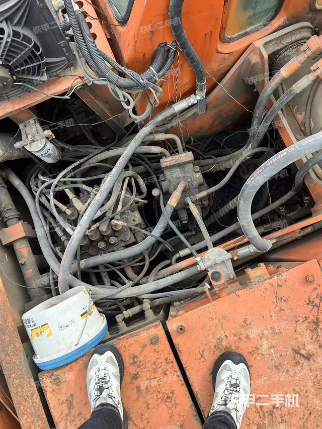 回转马达和主控阀（整机外观）