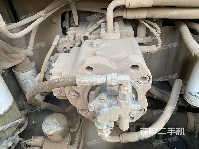 液压泵舱室正面整体（整机外观）