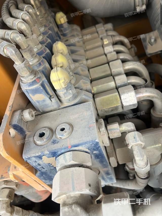 回转马达和主控阀（整机外观）